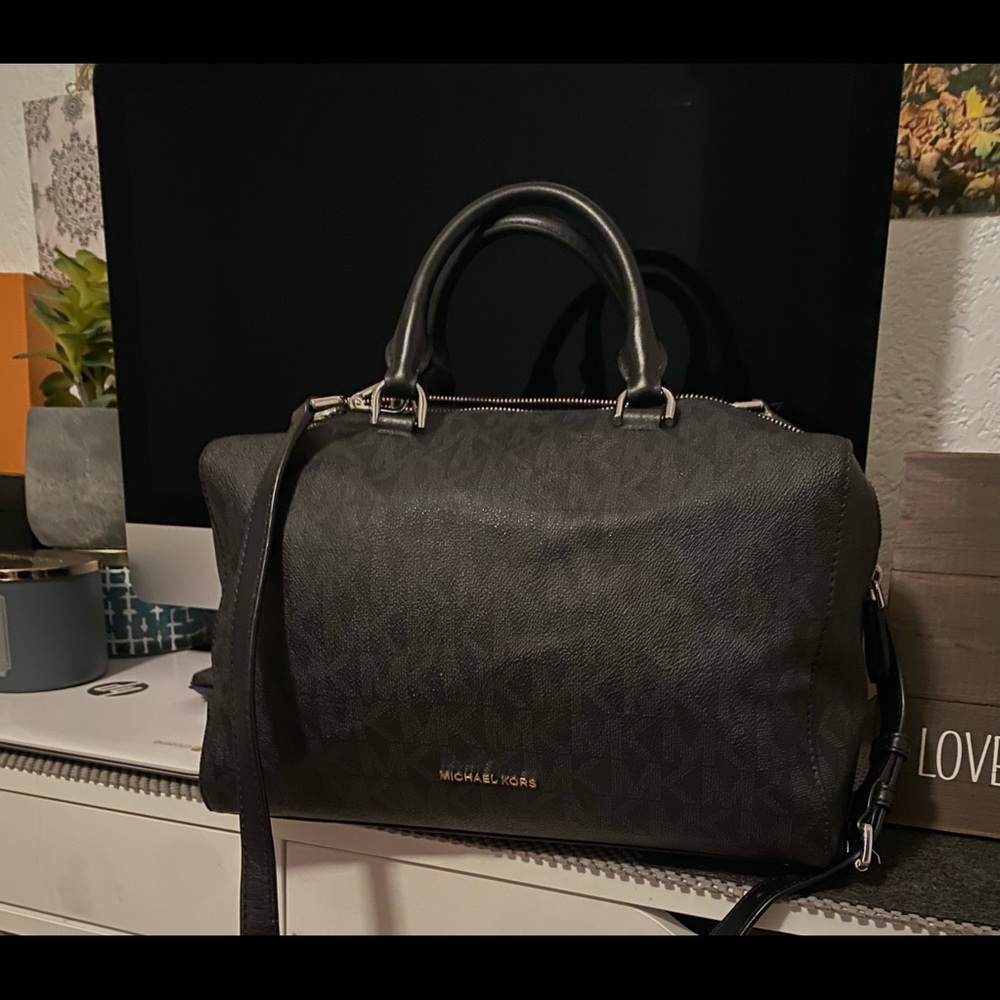 Michael Kors Side bag.